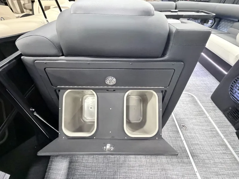 Slide: The Image of Berkshire 25ULE Roswell Arch STS Tritoon 2026 - 8