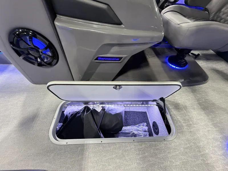 Slide: The Image of Berkshire 23E STS Tritoon 2026 - 8