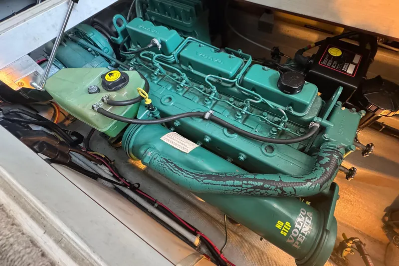 Slide: The Image of Engine label on a 2002 Camano Troll 31, featuring Volvo Penta specifications. - 62