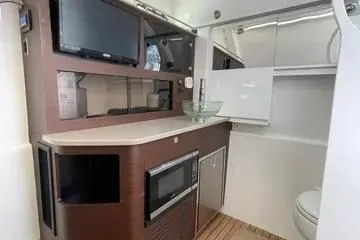 Slide: The Image of Everglades 435 Center Console 2019 - 27