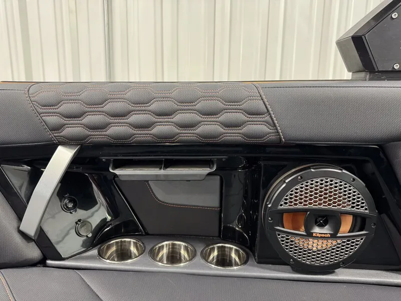 Slide: The Image of MasterCraft XT24 2023 - 28