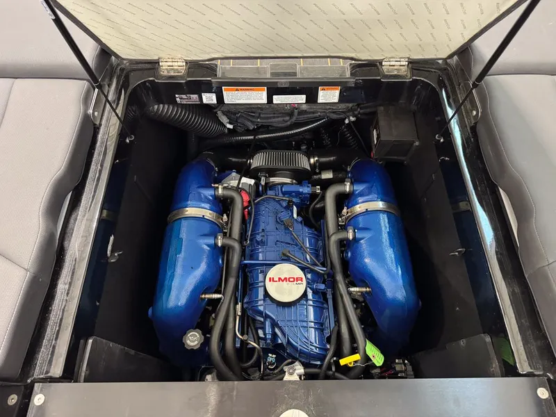 Slide: The Image of MasterCraft XT24 2023 - 38