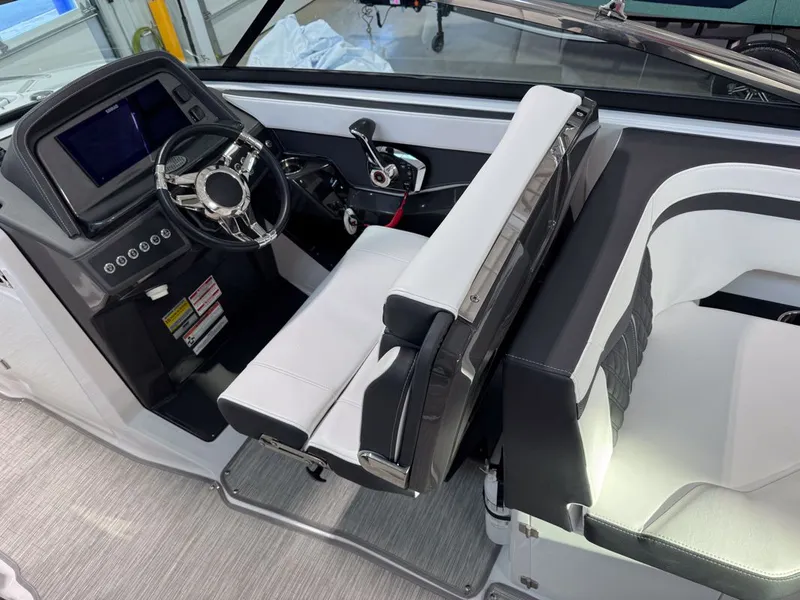 Slide: The Image of Monterey 258SS Super Sport 2025 - 12