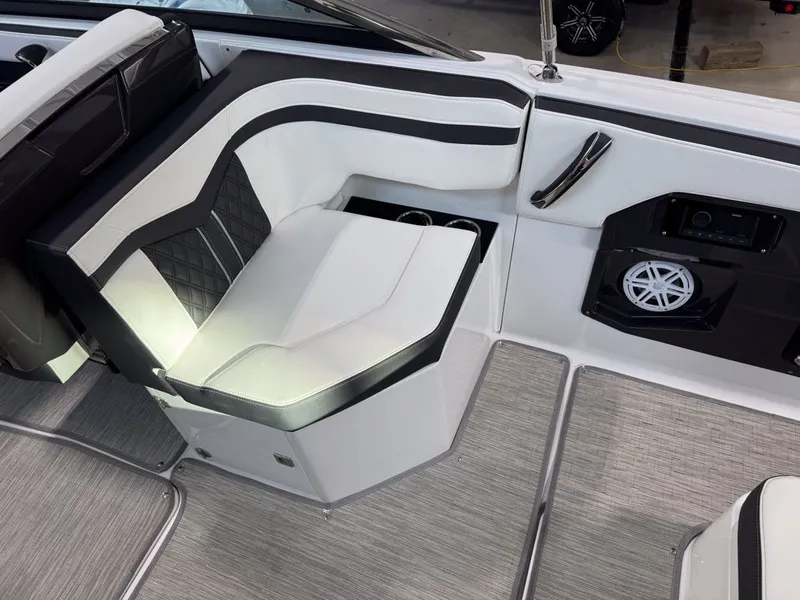 Slide: The Image of Monterey 258SS Super Sport 2025 - 13