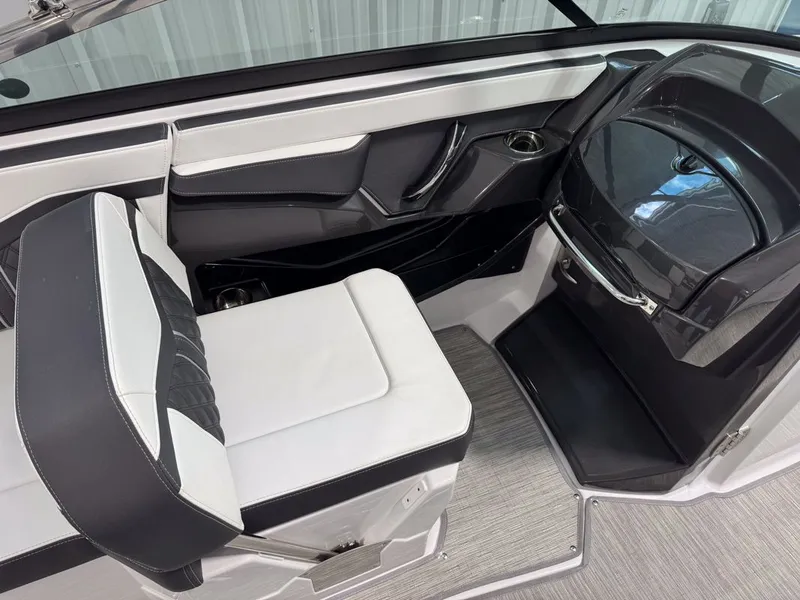 Slide: The Image of Monterey 258SS Super Sport 2025 - 16