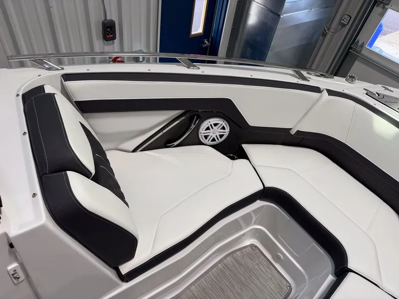 Slide: The Image of Monterey 258SS Super Sport 2025 - 25