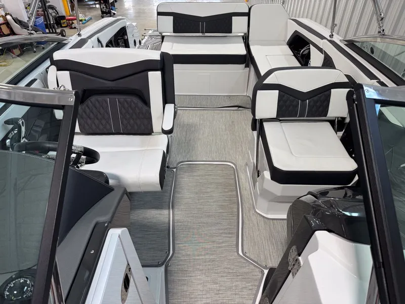 Slide: The Image of Monterey 258SS Super Sport 2025 - 29