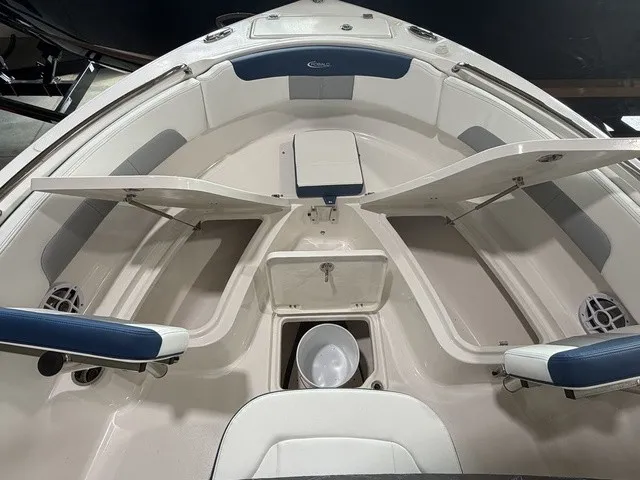 Slide: The Image of Robalo R222 Explorer 2026 - 10