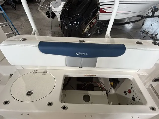 Slide: The Image of Robalo R222 Explorer 2026 - 4