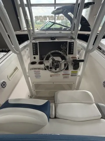 Slide: The Image of Robalo R222 Explorer 2026 - 7