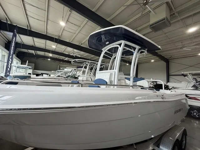 The Image of Robalo R222 Explorer 2026 - 1