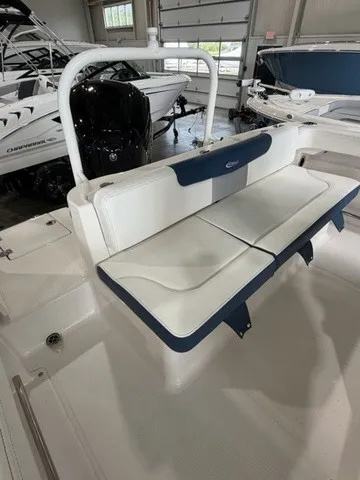Slide: The Image of Robalo R222 Explorer 2026 - 6