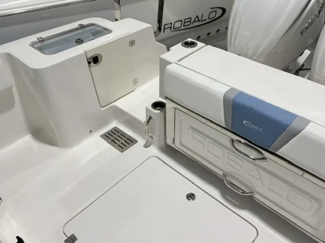 Slide: The Image of Robalo R300 Center Console 2026 - 10