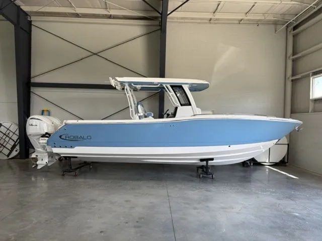 The Image of Robalo R300 Center Console 2026 - 1