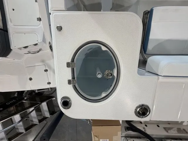 Slide: The Image of Robalo R270 Center Console 2026 - 10