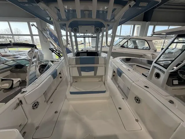 Slide: The Image of Robalo R270 Center Console 2026 - 14