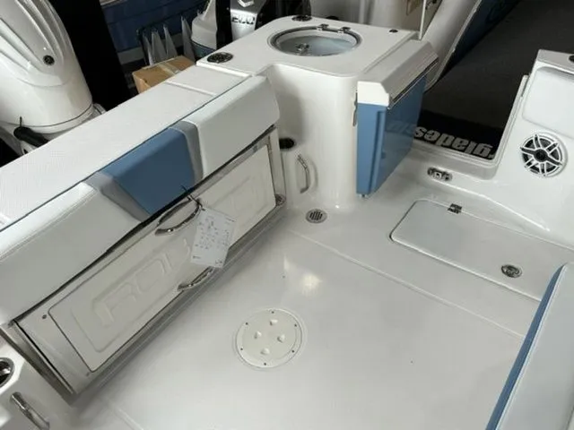 Slide: The Image of Robalo R270 Center Console 2026 - 15