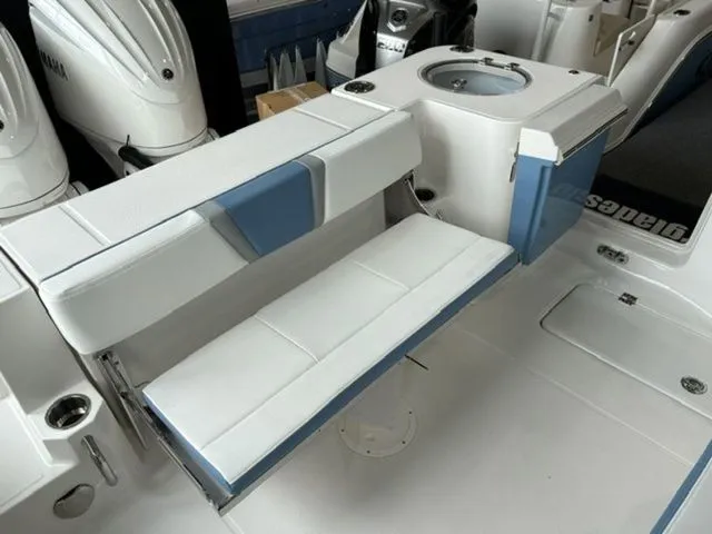 Slide: The Image of Robalo R270 Center Console 2026 - 16
