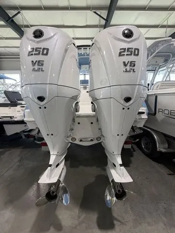 Slide: The Image of Robalo R270 Center Console 2026 - 6