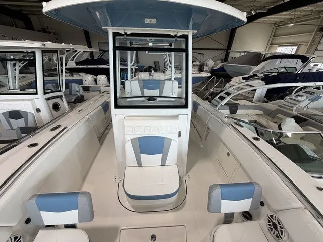 Slide: The Image of Robalo R270 Center Console 2026 - 7