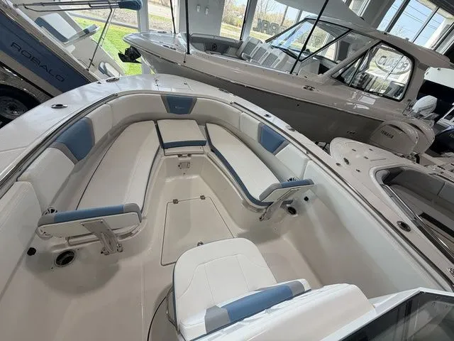 Slide: The Image of Robalo R270 Center Console 2026 - 8
