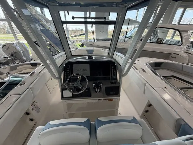 Slide: The Image of Robalo R270 Center Console 2026 - 9