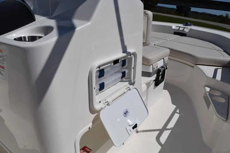 Slide: The Image of Boston Whaler 170 Montauk 2026 - 10