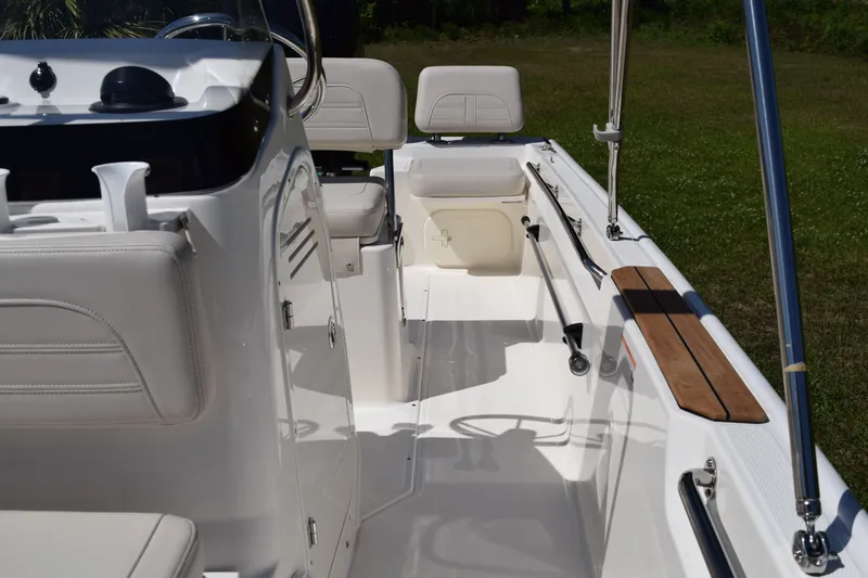 Slide: The Image of Boston Whaler 170 Montauk 2026 - 11