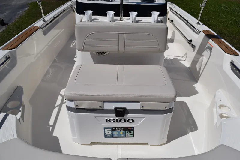Slide: The Image of Boston Whaler 170 Montauk 2026 - 13