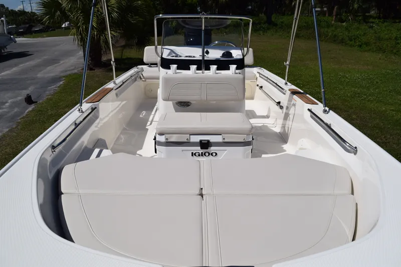 Slide: The Image of Boston Whaler 170 Montauk 2026 - 14