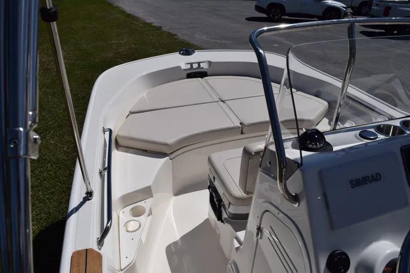 Slide: The Image of Boston Whaler 170 Montauk 2026 - 15