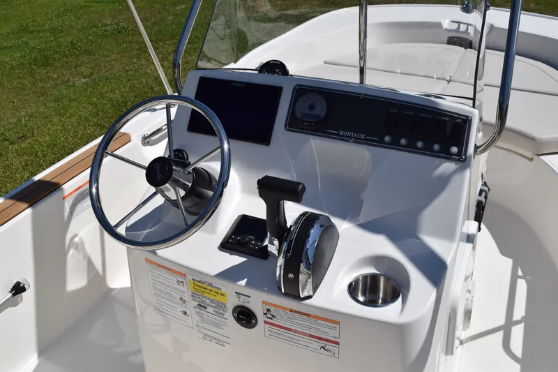 Slide: The Image of Boston Whaler 170 Montauk 2026 - 7