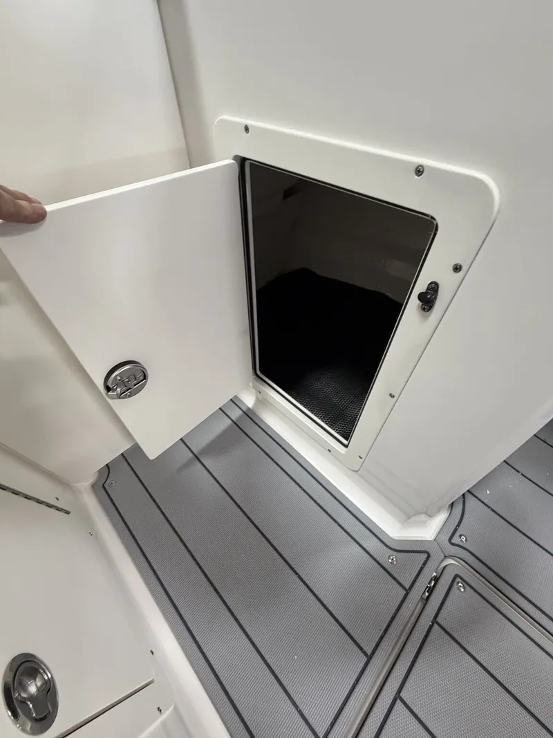 Slide: The Image of Storage compartment in Chaparral SSi 21 boat, year 2026. - 18
