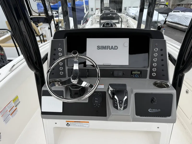 Slide: The Image of Robalo R 230 2026 - 3