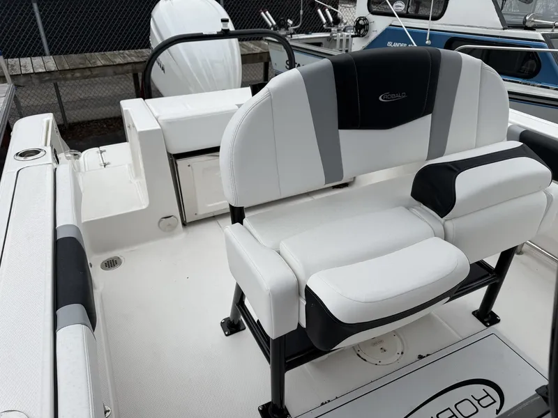 Slide: The Image of Robalo R 230 2026 - 4