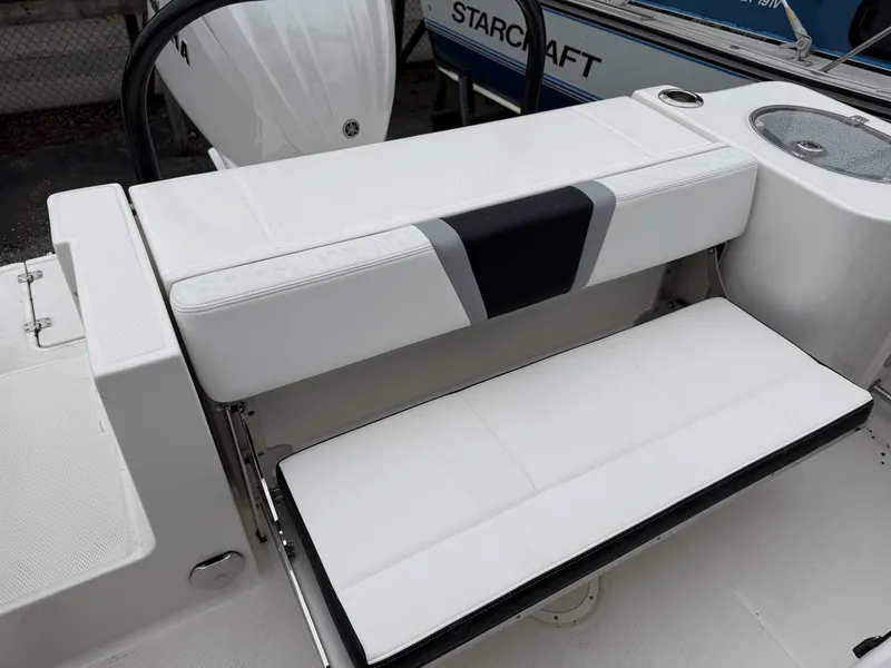 Slide: The Image of Robalo R 230 2026 - 5