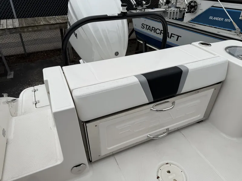 Slide: The Image of Robalo R 230 2026 - 6