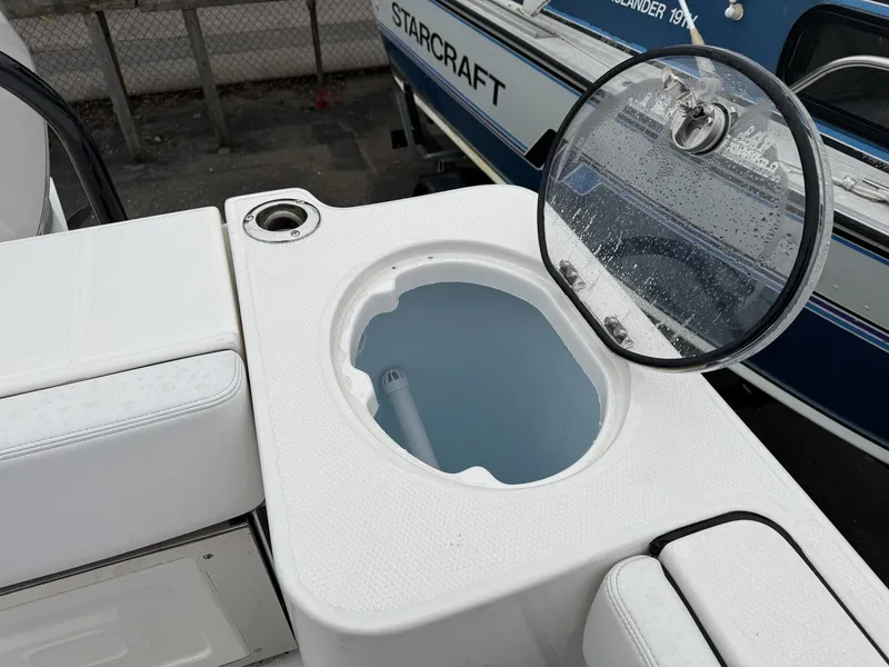 Slide: The Image of Robalo R 230 2026 - 7