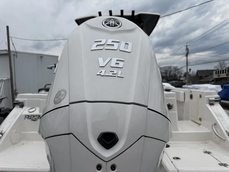 Slide: The Image of Robalo R 230 2026 - 8