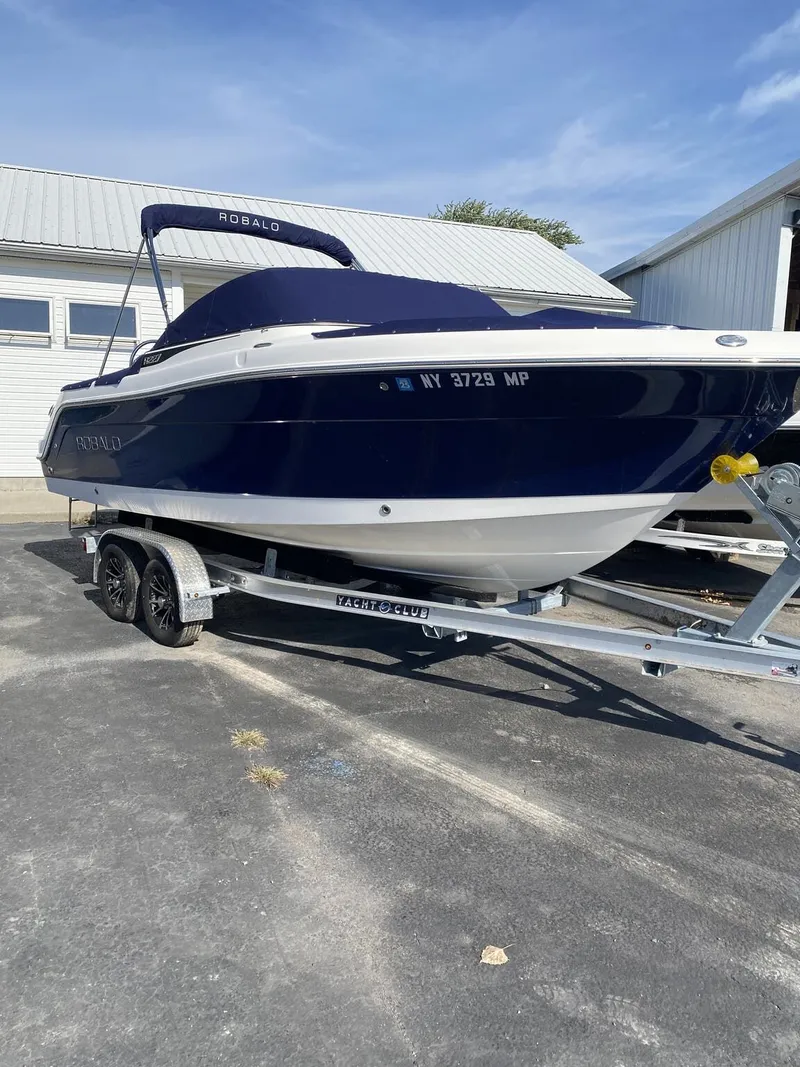 The Image of Robalo Dual Console R227 2018 - 1