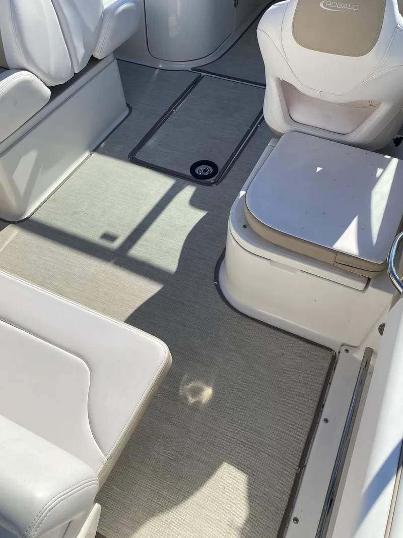 Slide: The Image of Robalo Dual Console R227 2018 - 10