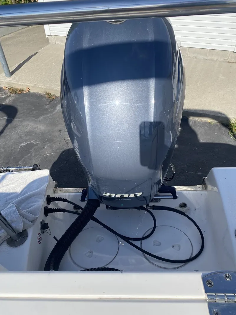 Slide: The Image of Robalo Dual Console R227 2018 - 11