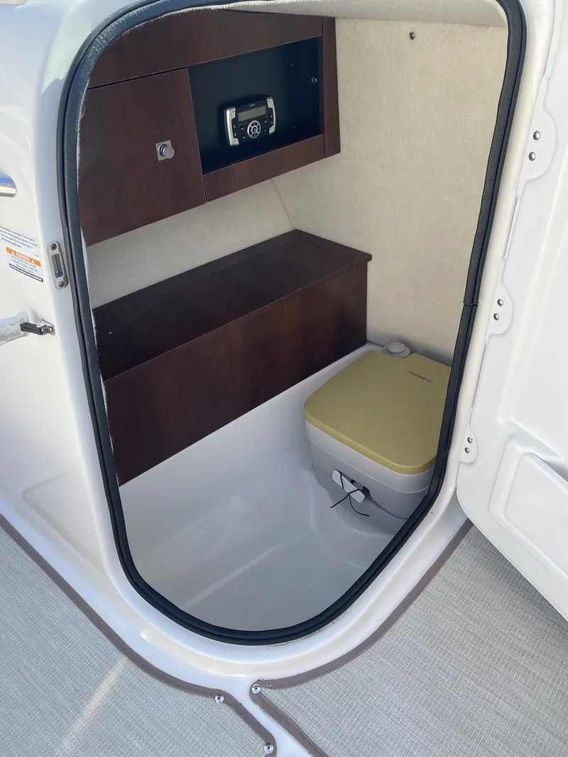 Slide: The Image of Robalo Dual Console R227 2018 - 13