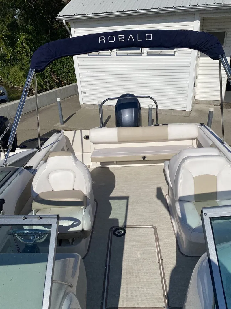 Slide: The Image of Robalo Dual Console R227 2018 - 15