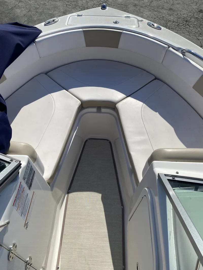 Slide: The Image of Robalo Dual Console R227 2018 - 16