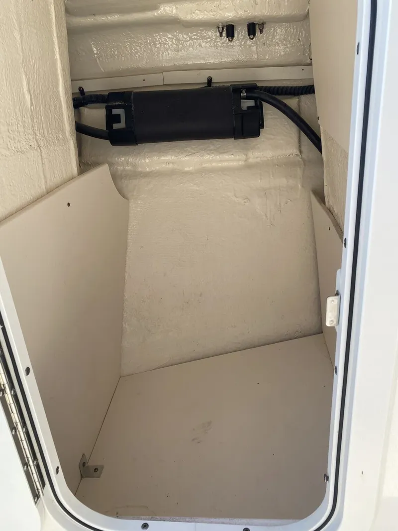 Slide: The Image of Robalo Dual Console R227 2018 - 17