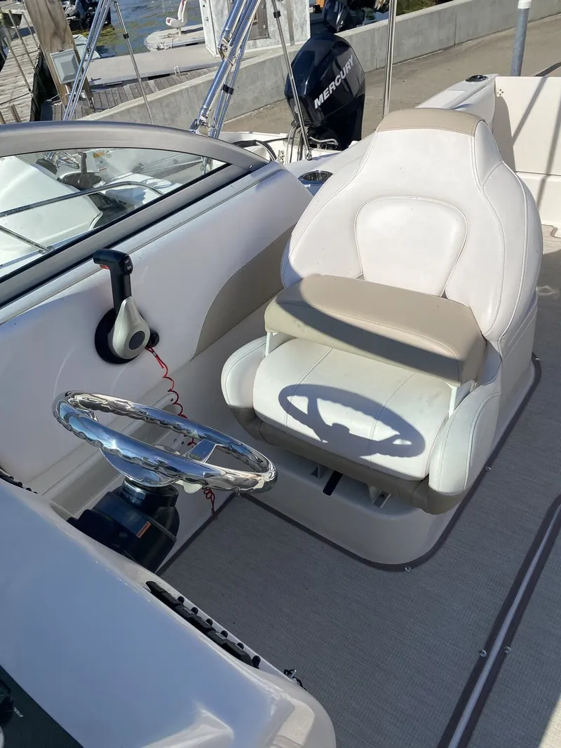 Slide: The Image of Robalo Dual Console R227 2018 - 18