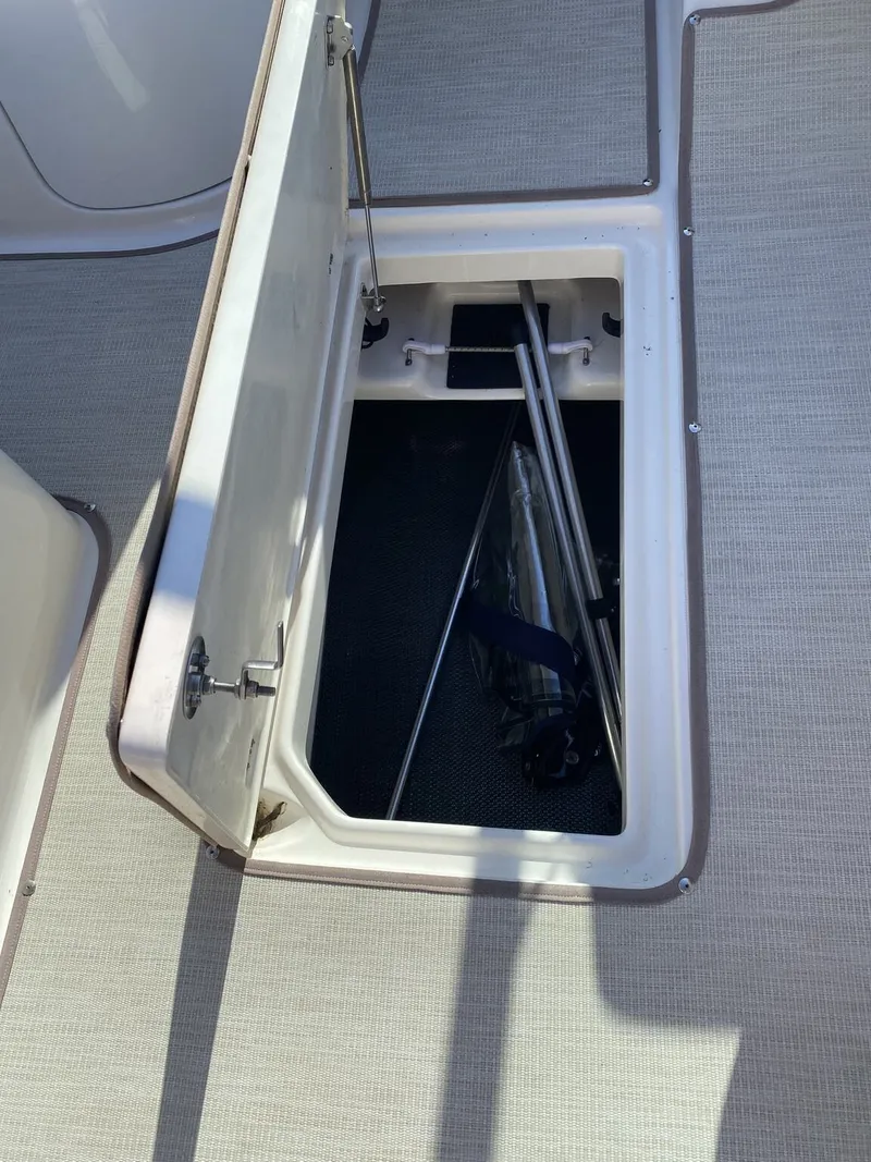 Slide: The Image of Robalo Dual Console R227 2018 - 21