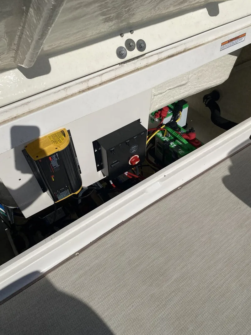 Slide: The Image of Robalo Dual Console R227 2018 - 5