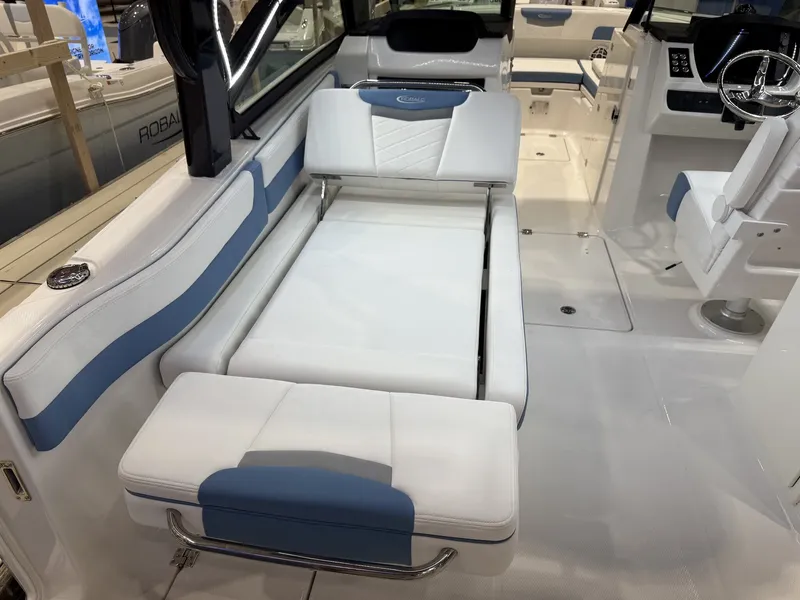 Slide: The Image of Robalo Dual Console R 257 2026 - 10